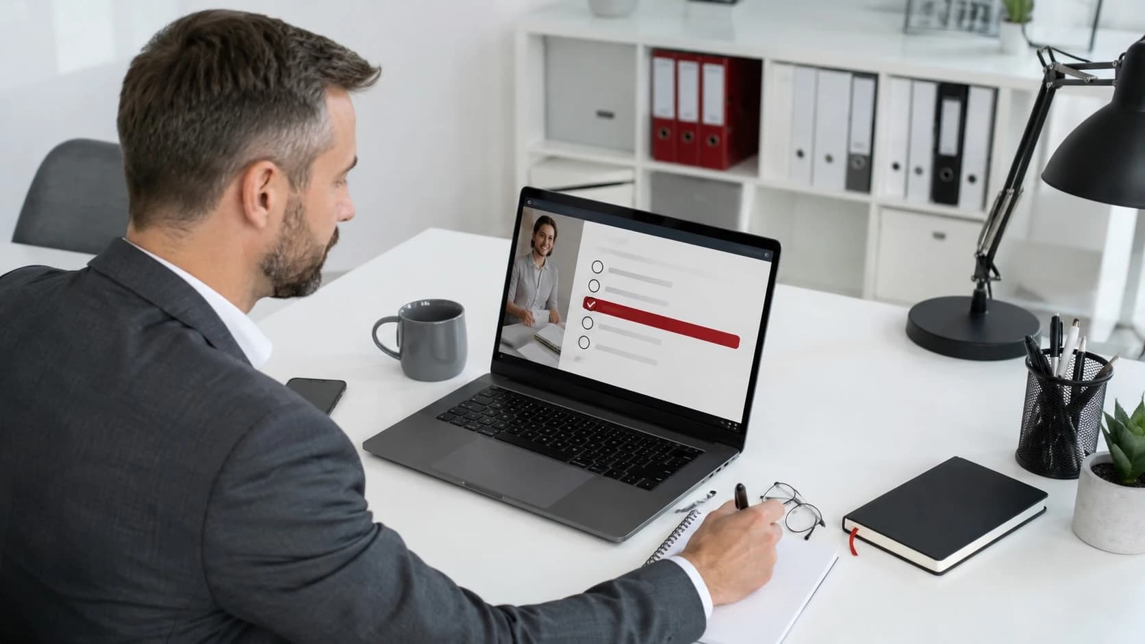 školení AML zaměstnanců — povinná osoba absolvuje online kurz